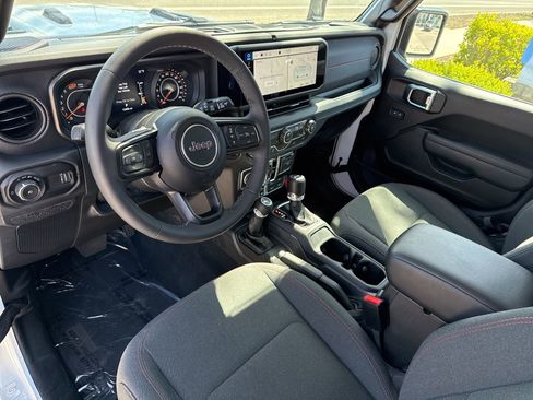 Used 2026 Jeep Wrangler Unlimited Rubicon AWD/4WD image 15