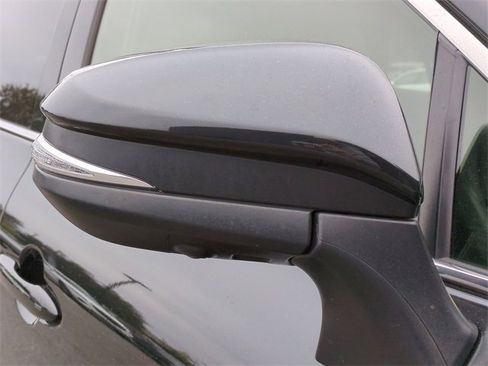 Used 2022 Toyota Venza Limited w/ Advanced Technology Package image 11