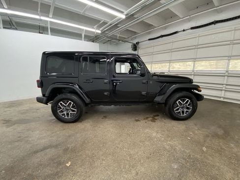 Used 2025 Jeep Wrangler Unlimited Sahara AWD/4WD image 7