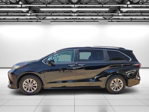 Used 2023 Toyota Sienna XLE FWD image 6