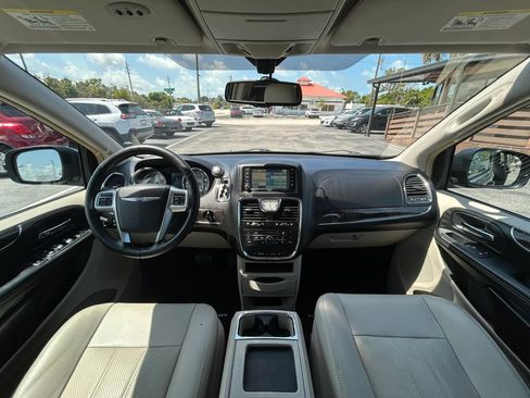 Used 2011 Chrysler Town & Country Touring-L FWD image 16