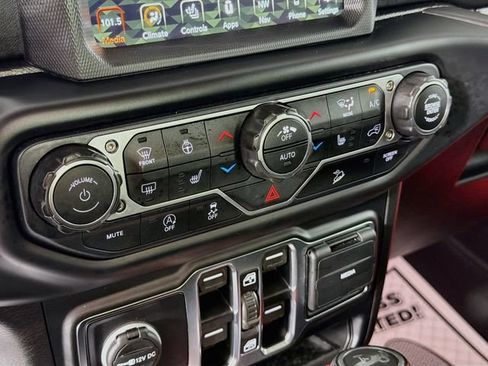 Used 2019 Jeep Wrangler Unlimited Sahara w/ Uconnect 4C Nav & Sound Group AWD/4WD image 16