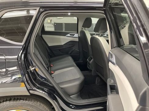 New 2025 Volkswagen Taos SE w/ Panoramic Sunroof Package AWD/4WD image 10
