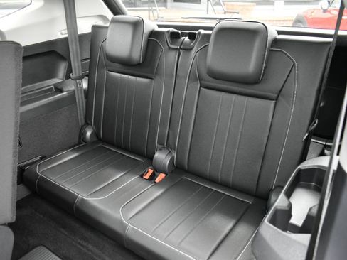 Used 2023 Volkswagen Tiguan SE w/ Panoramic Sunroof Package FWD image 28
