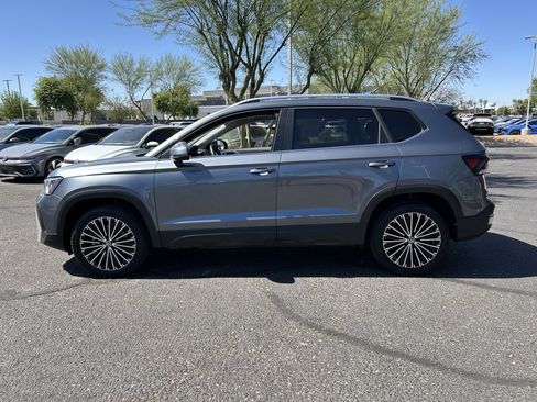 Used 2025 Volkswagen Taos SE FWD image 2
