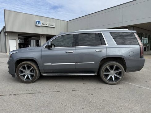 Used 2019 Cadillac Escalade Luxury image 2