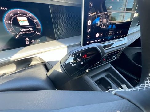 New 2025 Volkswagen Tiguan SE image 19