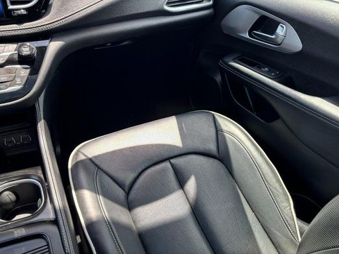 Used 2025 Chrysler Pacifica Limited FWD image 16