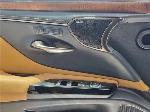 Used 2022 Lexus ES 300h w/ Premium Package FWD image 2