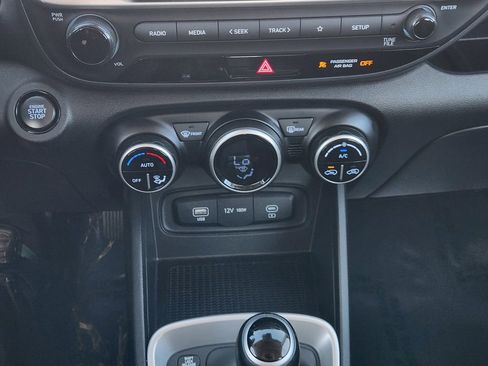 Used 2025 Hyundai Venue SEL image 19