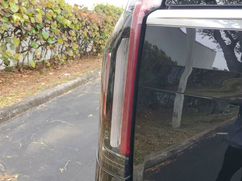 Used 2023 Cadillac Escalade Premium Luxury w/ Performance Package image 28