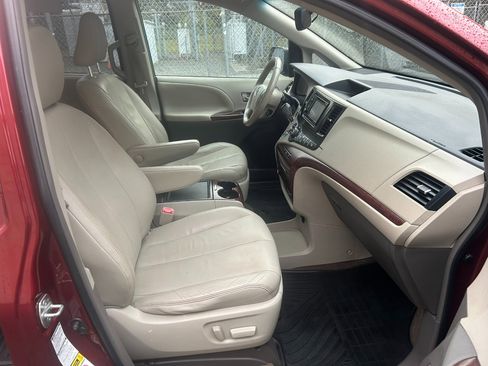 Used 2013 Toyota Sienna XLE image 18