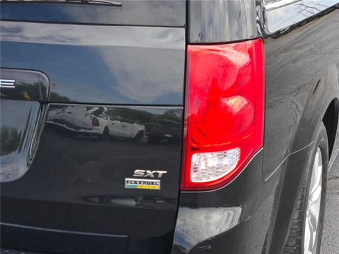 Certified 2019 Dodge Grand Caravan SXT image 19