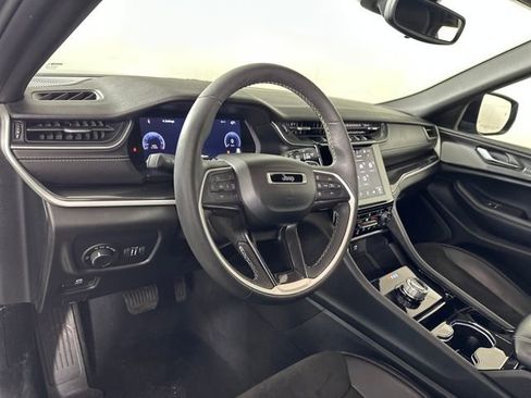 Used 2023 Jeep Grand Cherokee L Laredo image 13