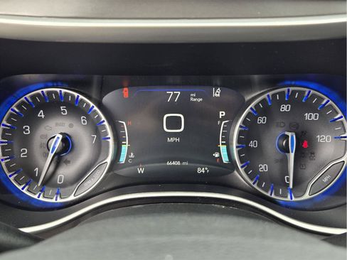 Used 2024 Chrysler Pacifica Touring-L FWD image 11