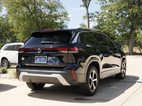 Certified 2025 Volkswagen Tiguan SE FWD image 5