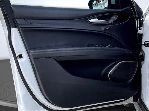 Used 2018 Alfa Romeo Stelvio AWD image 22