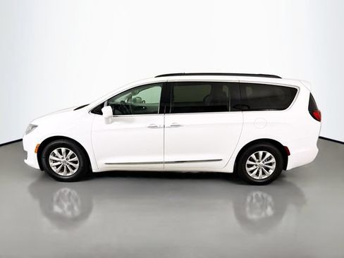 Used 2017 Chrysler Pacifica Touring-L FWD image 4