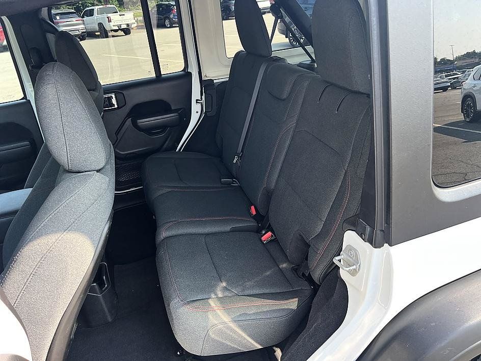 Used 2025 Jeep Wrangler Unlimited Rubicon AWD/4WD image 14
