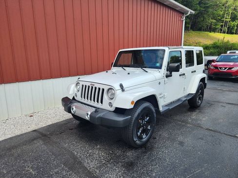 Used 2017 Jeep Wrangler Unlimited Sahara w/ Connectivity Group AWD/4WD image 5