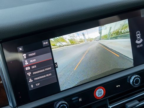 Certified 2023 Porsche Macan AWD/4WD image 27