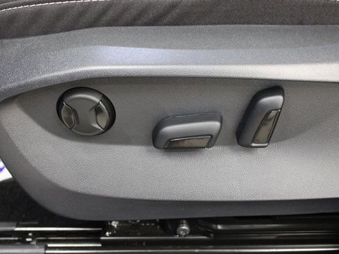 Used 2025 Volkswagen Taos SE AWD/4WD image 19