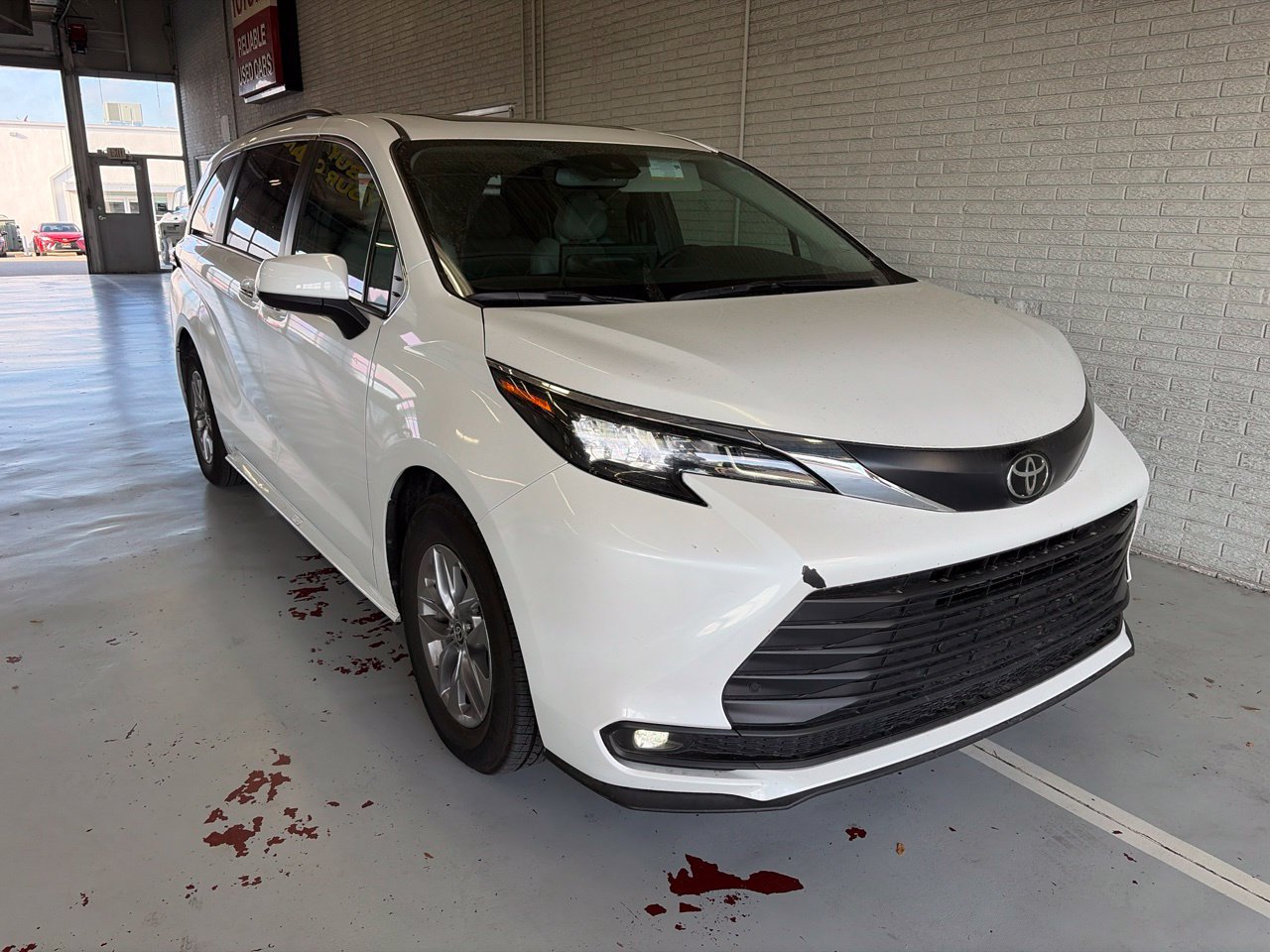 Used 2026 Toyota Sienna XLE FWD image 1