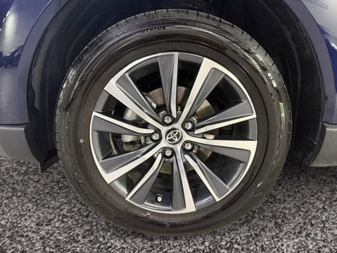 Used 2022 Toyota Venza LE image 18