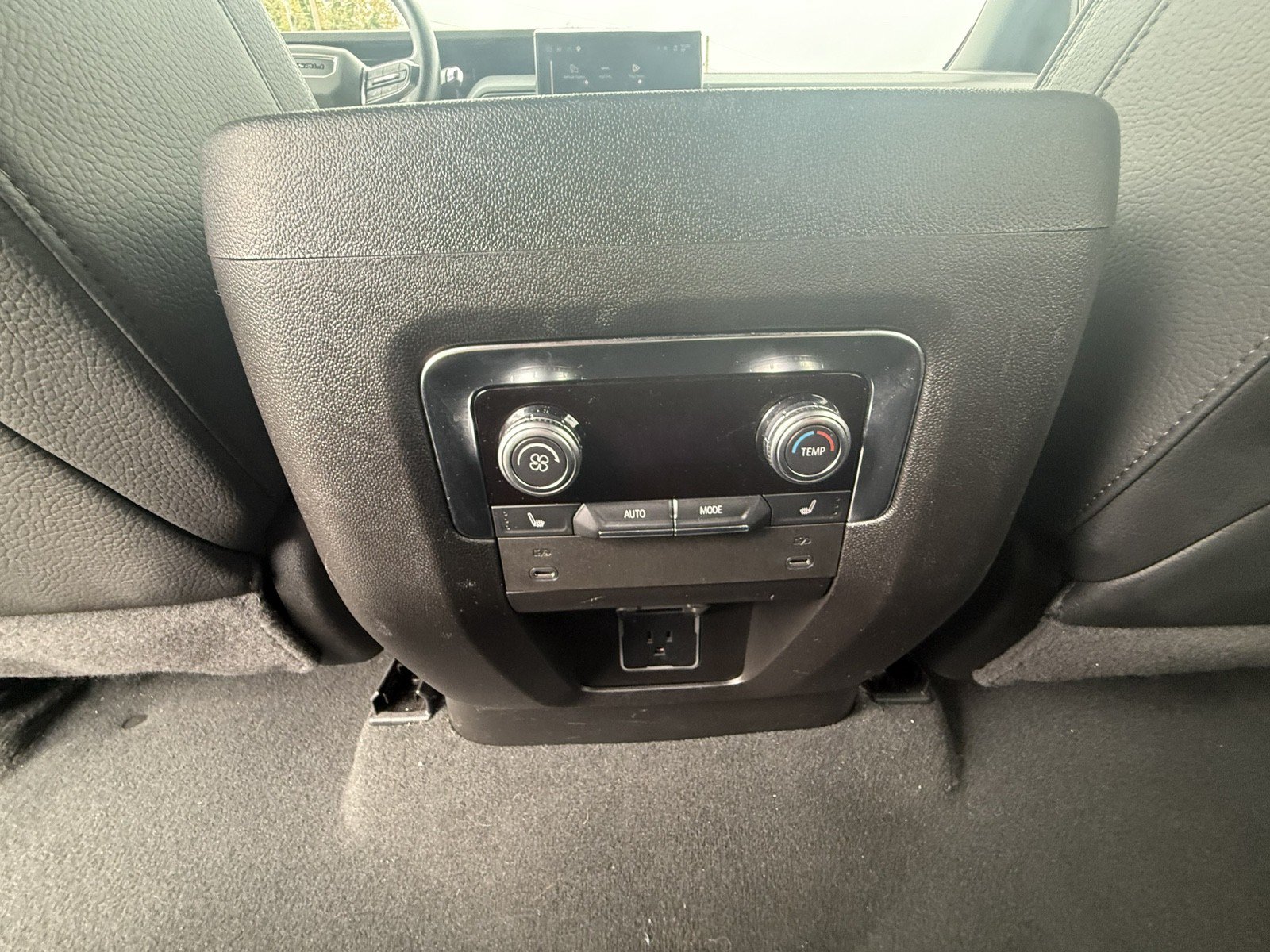 Used 2025 GMC Yukon XL Denali AWD/4WD image 23