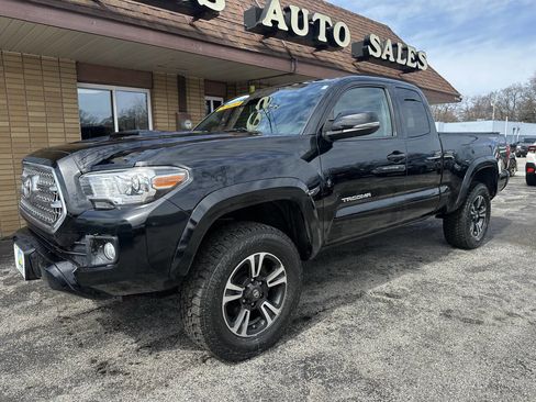 Used 2017 Toyota Tacoma TRD Sport w/ Tow Package image 6