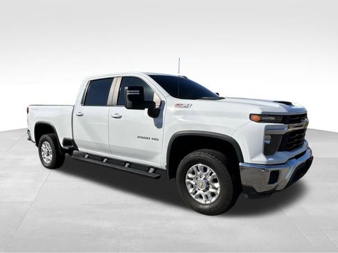 Used 2024 Chevrolet Silverado 2500 LT image 2