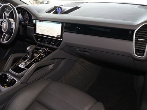 Used 2020 Porsche Cayenne S image 5