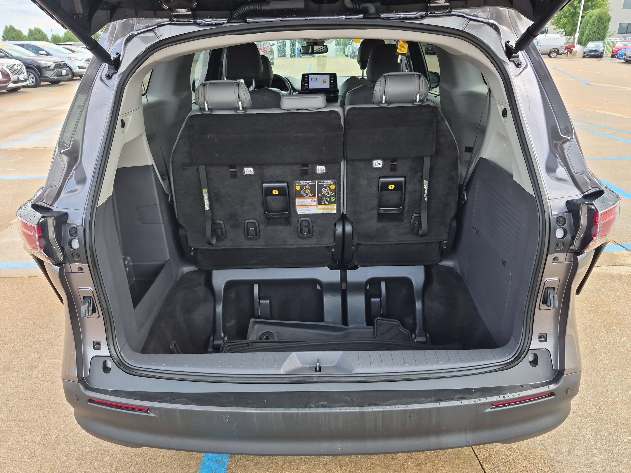 Used 2023 Toyota Sienna XLE AWD/4WD image 27