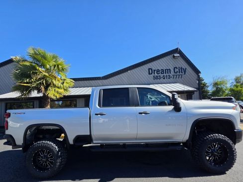 Used 2022 Chevrolet Silverado 2500 Custom w/ Custom Value Package AWD/4WD image 4
