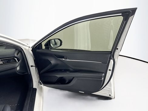 Used 2018 Toyota Camry SE image 30