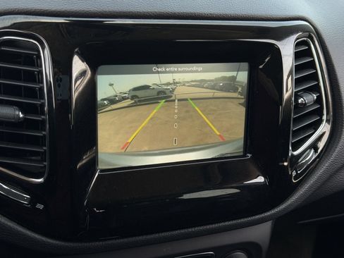Used 2019 Jeep Compass Latitude FWD image 18
