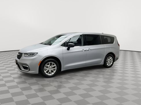 Used 2024 Chrysler Pacifica Touring-L image 34