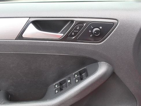 Used 2016 Volkswagen Jetta Sport image 9