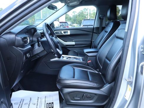 Used 2023 Ford Explorer XLT w/ Equipment Group 202A image 8