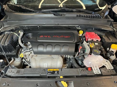 Used 2018 Jeep Renegade Latitude AWD/4WD image 23