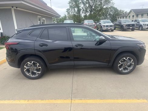 Used 2025 Chevrolet Trax LT w/ LT Convenience Package FWD image 6