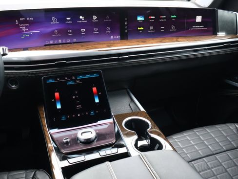 Used 2025 Cadillac Escalade Sport Platinum image 18