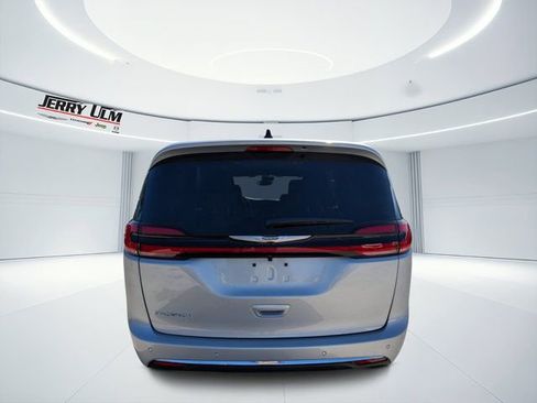 New 2026 Chrysler Pacifica Select image 4