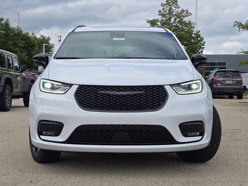 New 2026 Chrysler Pacifica Limited w/ S Appearance Package image 5