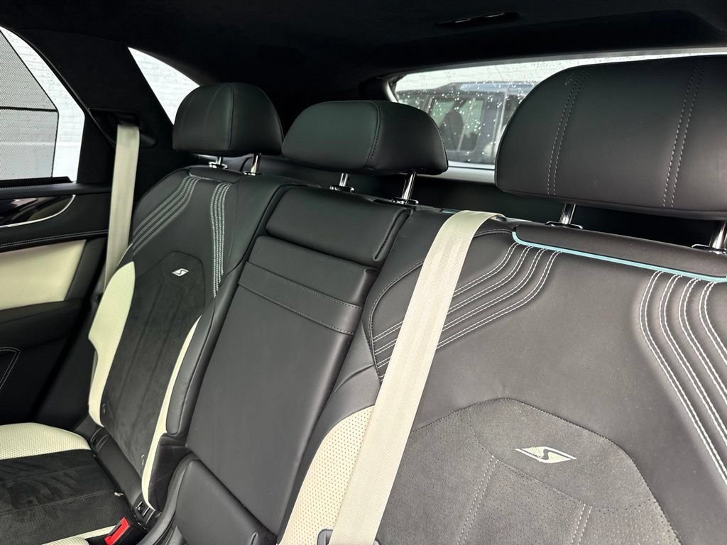 Used 2022 Bentley Bentayga AWD/4WD image 17