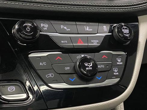 Used 2022 Chrysler Pacifica Limited FWD image 45