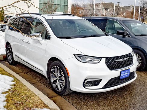 Used 2022 Chrysler Pacifica Limited image 3