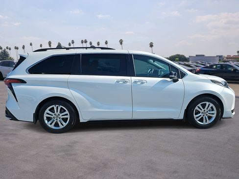 Used 2023 Toyota Sienna XSE image 4