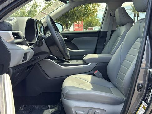 Certified 2024 Toyota Highlander XLE image 24