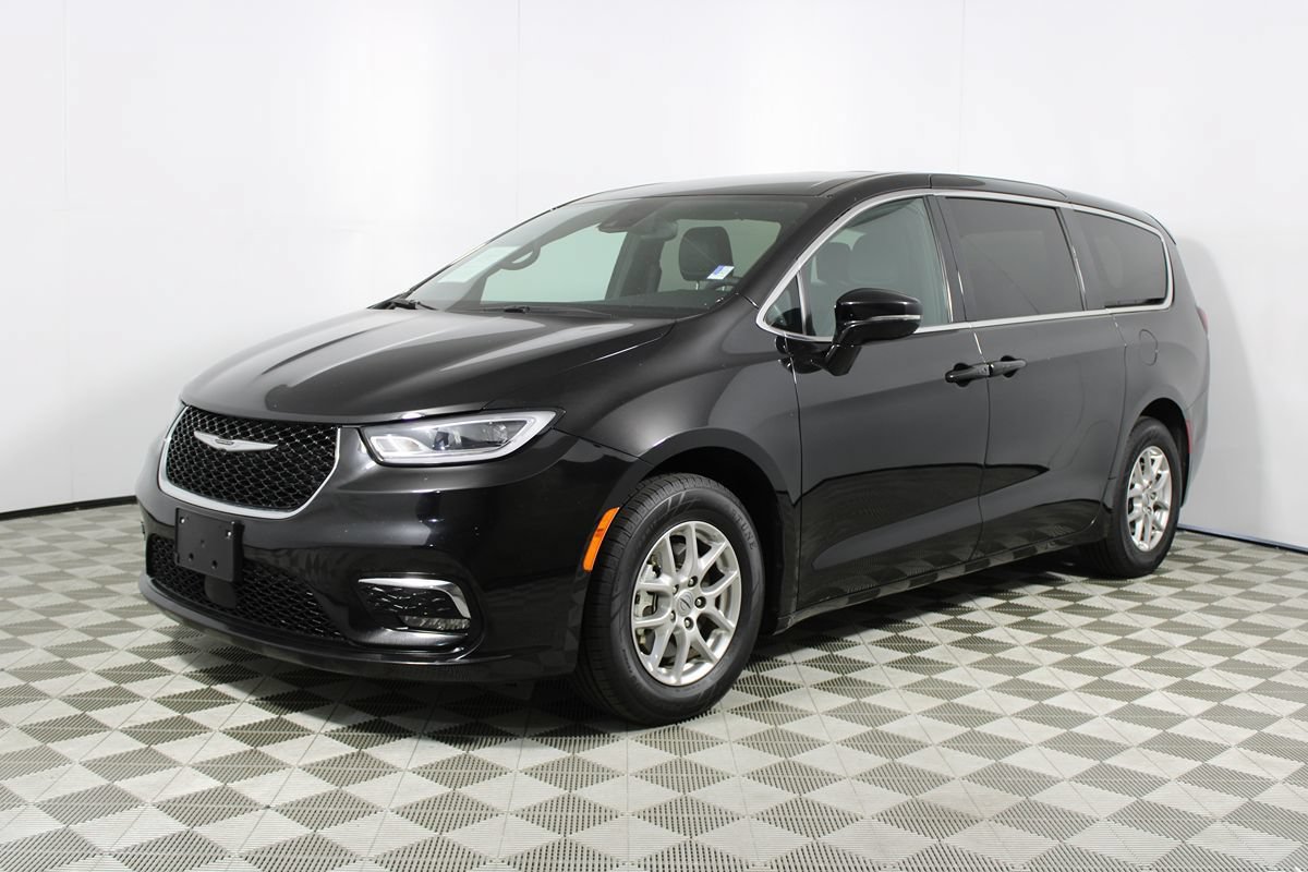 Used 2025 Chrysler Pacifica Select FWD image 3